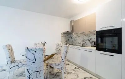 Kuhinja ili čajna kuhinja u objektu Two-Bedroom Apartment In Podstrana