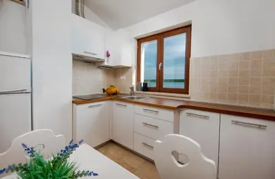 Kuhinja ili čajna kuhinja u objektu Apartments with pool Maraska