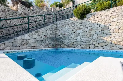 Bazen u objektu Apartments with pool Maraska ili u blizini