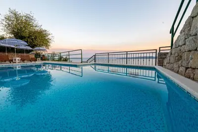 Bazen u objektu Apartments with pool Maraska ili u blizini