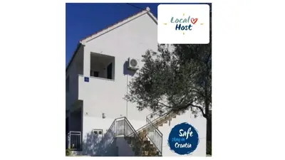 Certifikat, nagrada, logo ili neki drugi dokument izložen u objektu Apartmani Lomar