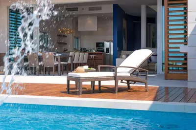 Bazen u objektu Luxury seafront villa Brela Pride with heated pool ili u blizini