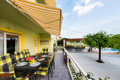 Bazen u objektu Apartments with swimming pool Podstrana, Split - 13393 ili u blizini