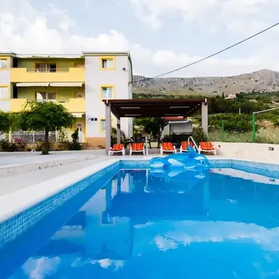Apartments with swimming pool Podstrana
