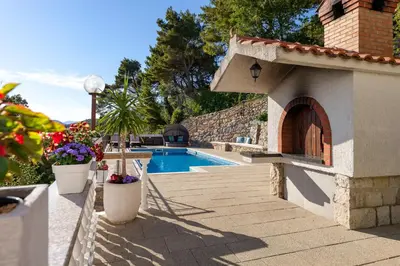 Bazen u objektu Apartment Stela with heated private pool and Whirlpool Gornje Sitno ili u blizini