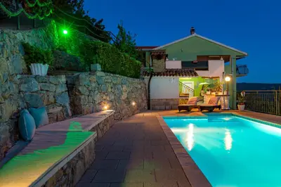 Bazen u objektu Apartment Stela with heated private pool and Whirlpool Gornje Sitno ili u blizini