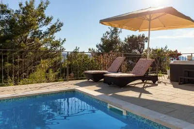 Bazen u objektu Apartment Stela with heated private pool and Whirlpool Gornje Sitno ili u blizini