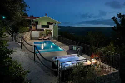Bazen u objektu Apartment Stela with heated private pool and Whirlpool Gornje Sitno ili u blizini
