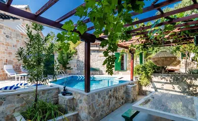 Bazen u objektu Humac Villa Vero Apartments ili u blizini