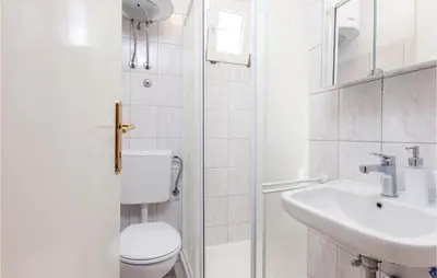 Kupaonica u objektu Two-Bedroom Apartment In Duce