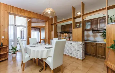 Kuhinja ili čajna kuhinja u objektu Two-Bedroom Apartment In Duce