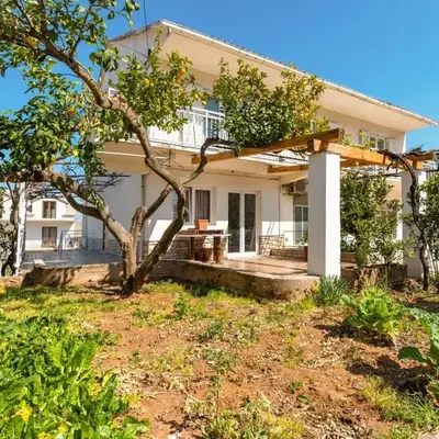 Apartments with parking space Jelsa