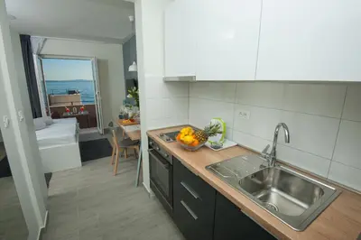 Kuhinja ili čajna kuhinja u objektu Seaside Luxury Suites