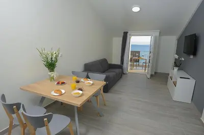 TV i/ili zabavni centar u objektu Seaside Luxury Suites