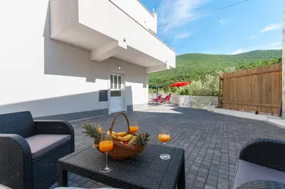 Pogled na planine ili pogled na planine iz vila