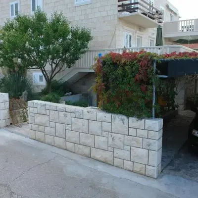Apartments with parking space Supetar