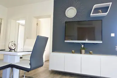 TV i/ili zabavni centar u objektu New and modern apartment Karavona Bol
