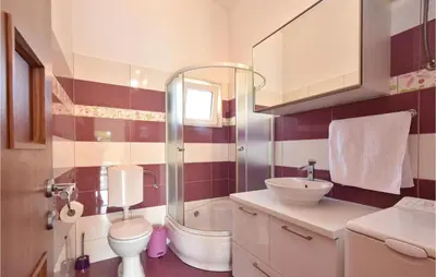 Kupaonica u objektu Two-Bedroom Holiday Home In Omis