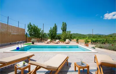 Bazen u objektu Three-Bedroom Apartment In Kresevo ili u blizini