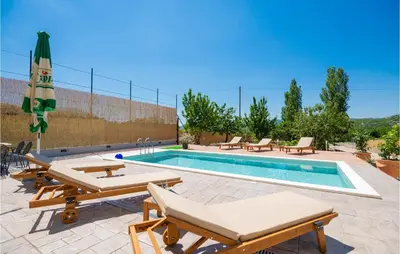 Bazen u objektu Three-Bedroom Apartment In Kresevo ili u blizini
