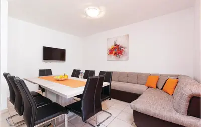TV i/ili zabavni centar u objektu Four-Bedroom Holiday Home In Stobrec