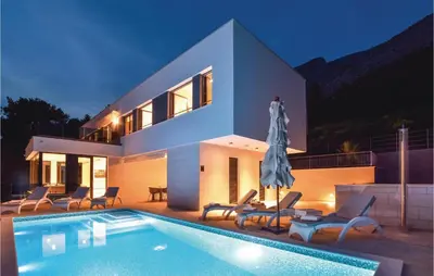 Bazen u objektu Beach Front Home In Omis With Sauna ili u blizini