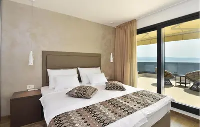 Krevet ili kreveti u jedinici u objektu Beach Front Home In Omis With Sauna