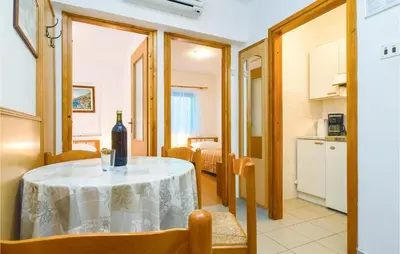 Kuhinja ili čajna kuhinja u objektu Two-Bedroom Apartment In Lokva Rogoznica