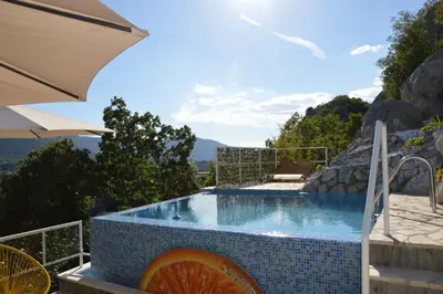 Bazen u objektu Stone House Marin ili u blizini
