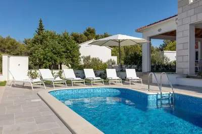 Bazen u objektu Villa Makarac - Heated Pool, Beach 140m & Kids Playground I Brač ili u blizini