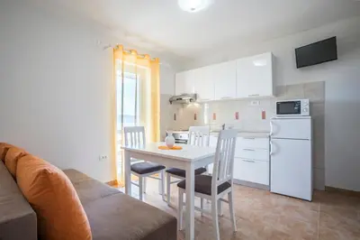 Kuhinja ili čajna kuhinja u objektu Apartmani Bezmalinović