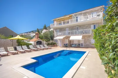 Bazen u objektu Apartmani Bezmalinović ili u blizini