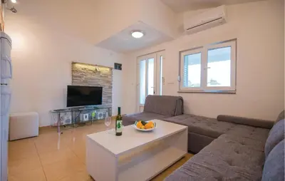 TV i/ili zabavni centar u objektu One-Bedroom Apartment In Stari Grad