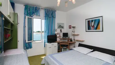Krevet ili kreveti u jedinici u objektu Apartments by the sea Omis - 13727