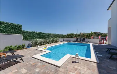 Bazen u objektu Three-Bedroom Apartment In Split ili u blizini