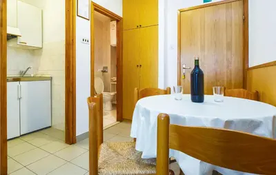 Kuhinja ili čajna kuhinja u objektu Two-Bedroom Apartment In Lokva Rogoznica