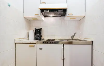 Kuhinja ili čajna kuhinja u objektu Two-Bedroom Apartment In Lokva Rogoznica