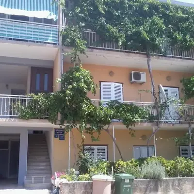 Apartments with a parking space Makarska - 13912