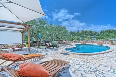 Bazen u objektu Spacious House with Private Pool in Stari Grad ili u blizini
