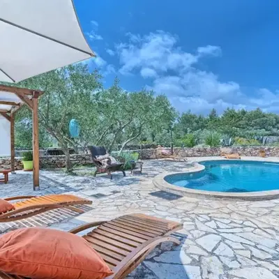 Spacious House with Private Pool in Stari Grad