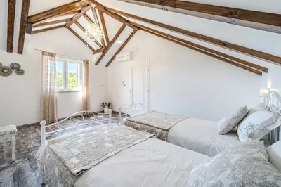 Krevet ili kreveti u jedinici u objektu Luxury Villa Kate - in Lucice Bay with turquoise sea, Amazing Seaviews, and Heated Pool