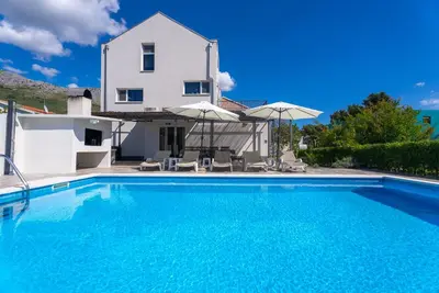 Bazen u objektu Modern apartment with private pool near Split ili u blizini