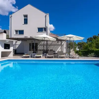 Modern apartment with private pool near Split