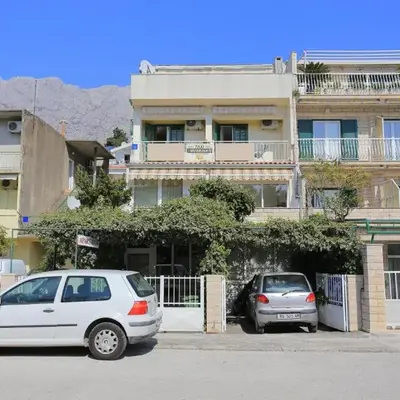 Apartments by the sea Makarska - 13222