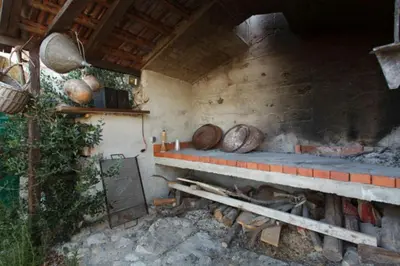 Oprema za roštilj dostupna gostima vikendica