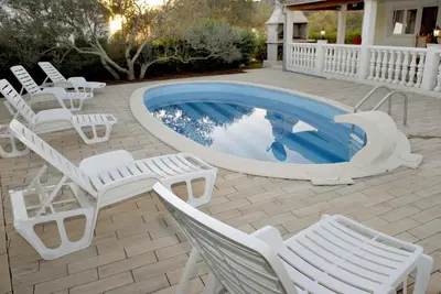 Bazen u objektu Family friendly house with a swimming pool Kostanje, Omis - 14176 ili u blizini