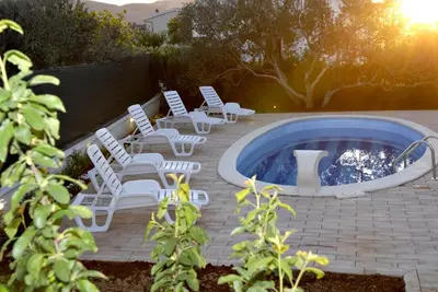 Bazen u objektu Family friendly house with a swimming pool Kostanje, Omis - 14176 ili u blizini