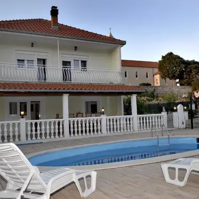 Family friendly house with a swimming pool Kostanje
