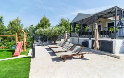 Vrt u objektu Six-Bedroom Holiday Home In Podstrana