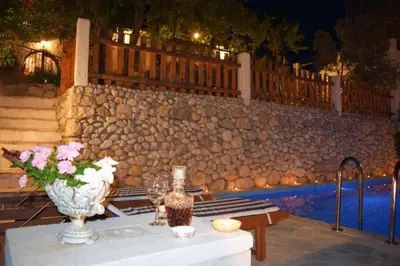 Bazen u objektu Stone house ili u blizini